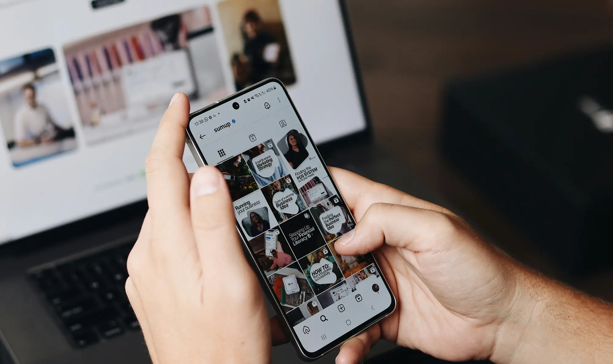 telefon i närbild med sociala medier flöde på skärmen